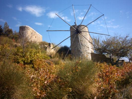 De oude windmolens net buiten het dorpje Exo Potami.