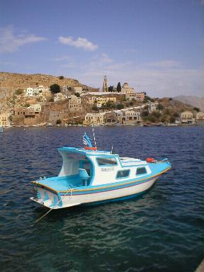 Een boot in de baai van Yialos op Symi