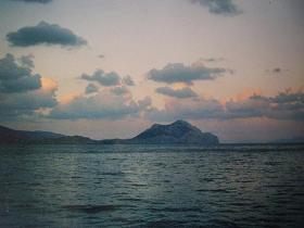 De zon komt op over het eiland Nikouria