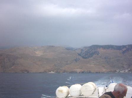 De boot vaart de haven van Chora Sfakion uit naar het eiland Gavdos.