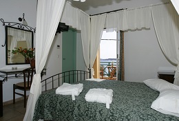 Hotel Brazzera, Finikas, Syros