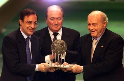 Di Stefano and Florentino Pérez lift the Club of the Century award from FIFA president Joseph Blatter (11/12/2000)