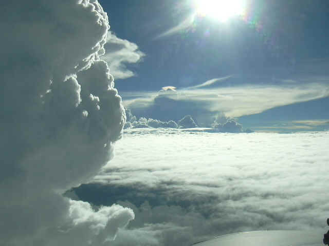 cloudUFO.jpg (163243 bytes)