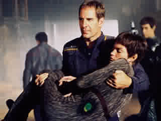 Archer holding T'Pol.jpg (18862 bytes)