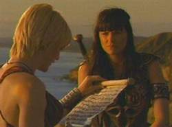 Xena le obsequia un poema escrito por Safo a Gabrielle