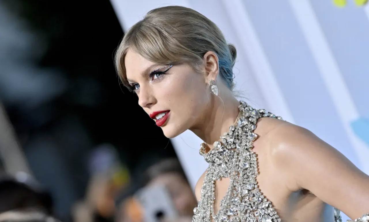 Taylor Swift recibe premio a la artista y compositora de la década