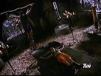 Xena es puesta en una cruz, Gabrielle sobre el altar