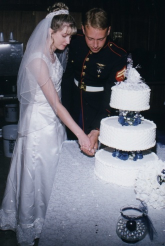 Jamie & Justin cuuting the cake