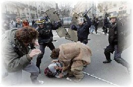 Protestantes contra la policia francesa
