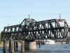 swing_bridge_sac_river.jpg (99444 bytes)