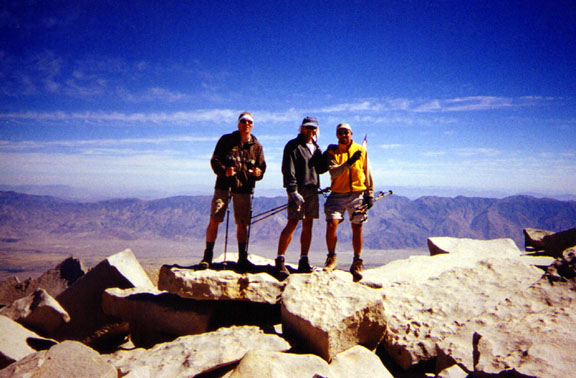 summit team photo flag.JPG (69907 bytes)