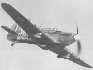 Haker Hurricane IIB, carregando duas bombas de 113kg.