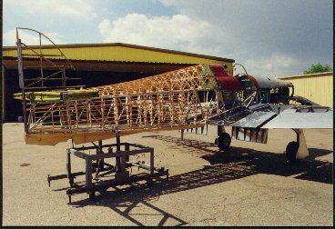 Ap�s o piloto, toda a estrutura era entelada, nos primeiros modelos as asas tamb�m eram enteladas.