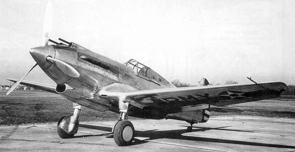 O XP-40 (Hawk 81) voou pela primeira v�s em outubro de 1938, a partir do d�cimo exemplar do P-36, com o motor original substitu�do por outro em linha, criou-se o P-40.