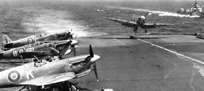 Seafire durante o pouso no porta-avi�es HMS Formidable,janeiro1943.