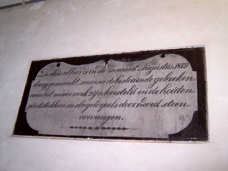 Gedenkstenen in kelder van gemaal te Ezumazijl