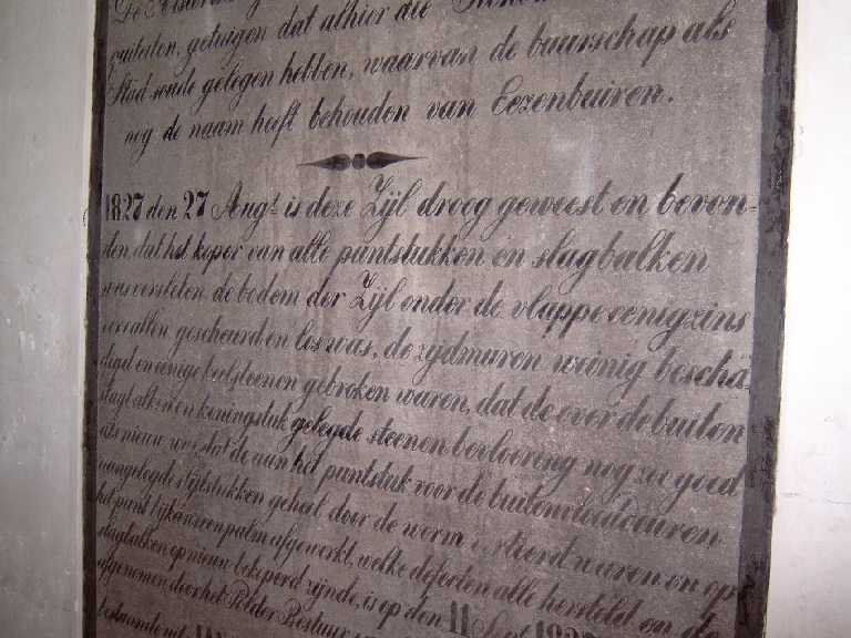 Gedenkstenen in kelder van gemaal te Ezumazijl