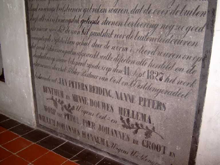 Gedenkstenen in kelder van gemaal te Ezumazijl