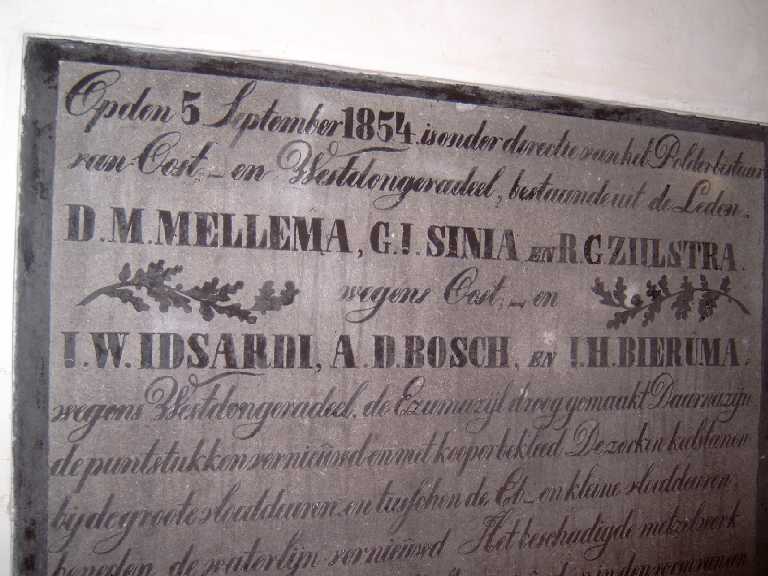 Gedenkstenen in kelder van gemaal te Ezumazijl