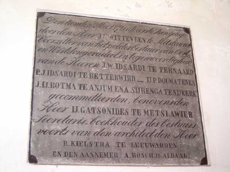 Gedenkstenen in kelder van gemaal te Ezumazijl