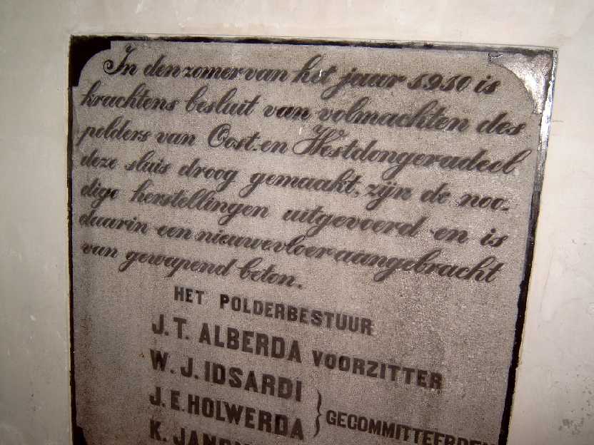 Gedenkstenen in kelder van gemaal te Ezumazijl