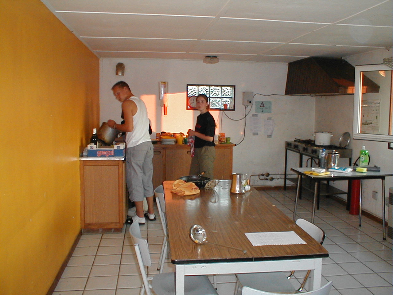 Robbert en Emmeliene in de keuken op de eerste dag.