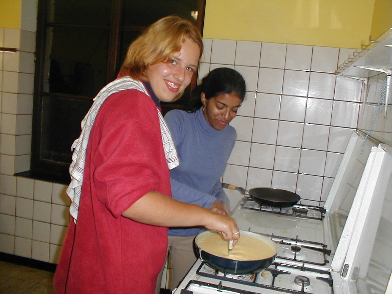 Evelien en Sharmi proberen pudding te maken...