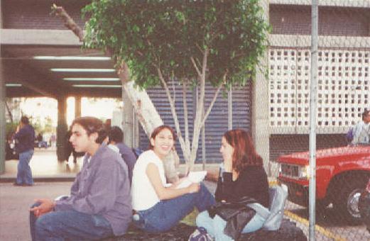 ceciliajuntoalmnotoya.jpg (35667 bytes)