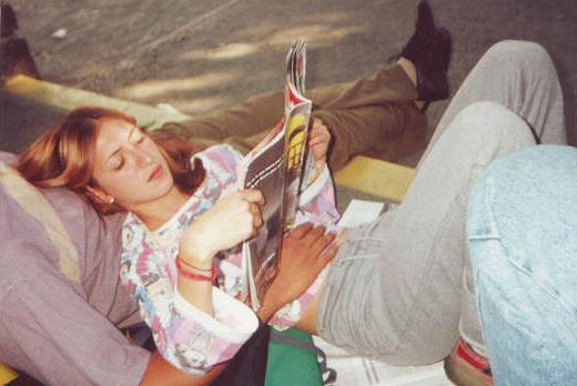 iris_leyendo_mh_2.jpg (28572 bytes)