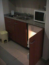 TLAtadkitchen2.jpg (11182 bytes)